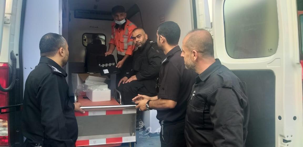 الدفاع المدني بغزة يتسلم سيارة "اسعاف" جديدة