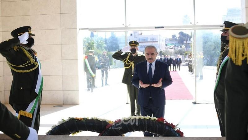 اشتية يضع إكليلًا من الزهور على ضريح الشهيد ياسر عرفات