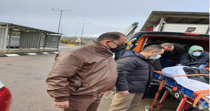 محدث- تسليم جثمان الشهيد داوود الخطيب عبر معبر مزموريا في بيت لحم