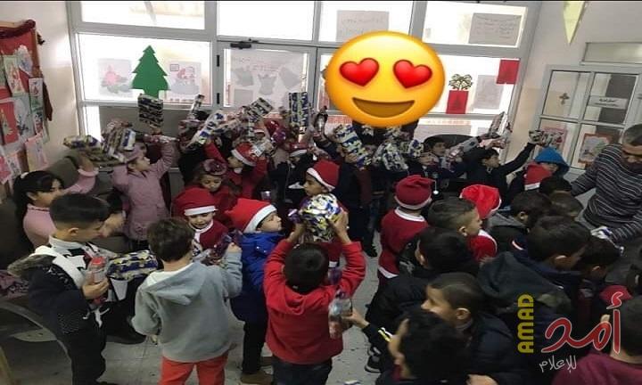 مدرسة لاتين عين عريك توزع هدايا عيد الميلاد على طلبتها