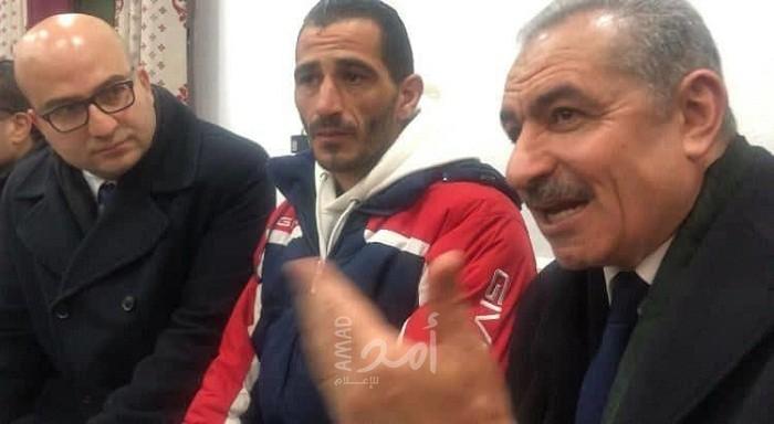 أشتية يقدم العزاء بالطفل قيس أبو ارميلة ويعلن منحةً جامعيةً باسمه