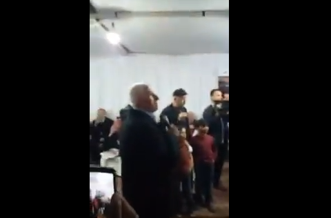 من داخل بيت عزاء الشهيد أحمد جرار .. مقاطعة لكلمة عزام الأحمد: "اوقفوا التنسيق الامني بالأول"