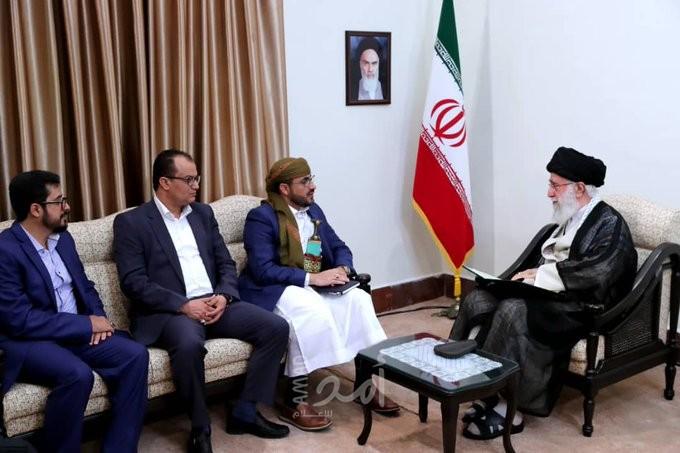 الحوثيون يكشفون عن سبب زيارة وفدهم إلى إيران ولقائه خامنئي