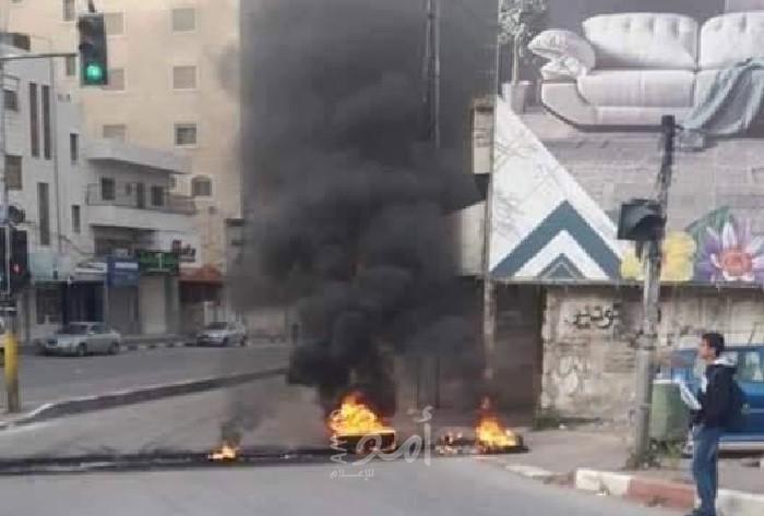 بالصور.. مواطنون يشعلون الإطارات المطاطية احتجاجاً على تكرر إطلاق النار في الخليل