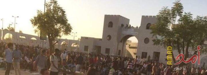 قوات الأمن السودانية تحاول فض اعتصام أمام وزارة الدفاع