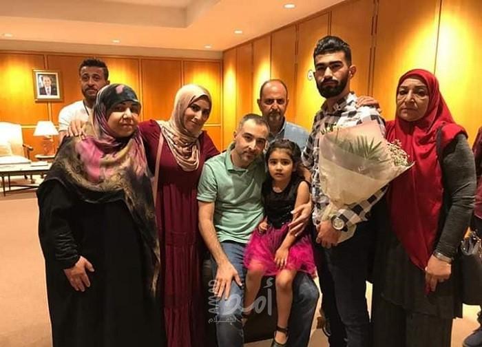 بالصور.. الإمارات تفرج عن (3) لبنانيين اتهمتهم بـ "الإرهاب"