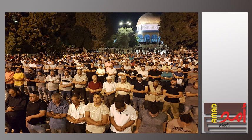 الالاف يؤدون صلاة المغرب والعشاء داخل الاقصى وخارجه