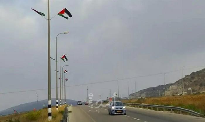 مستوطنون رفعوا الأعلام الفلسطينية على طرق بالضفة تحذيراً من سيطرة السلطة  على المنطقة "ج"