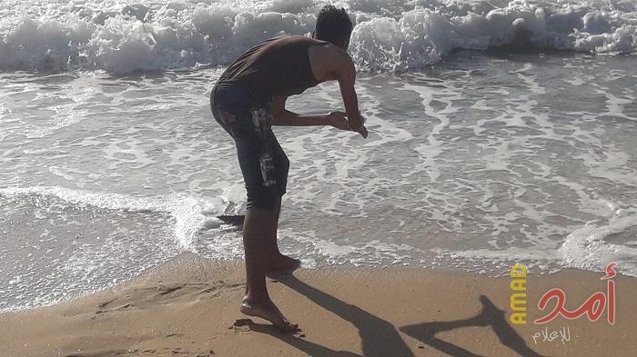 مصاب مرتين برصاص قوات الاحتلال.. "ياسر" صورة فلسطينية متكررة لمأسآة فعلية تنتظر صحوة انسانية- فيديو وصور