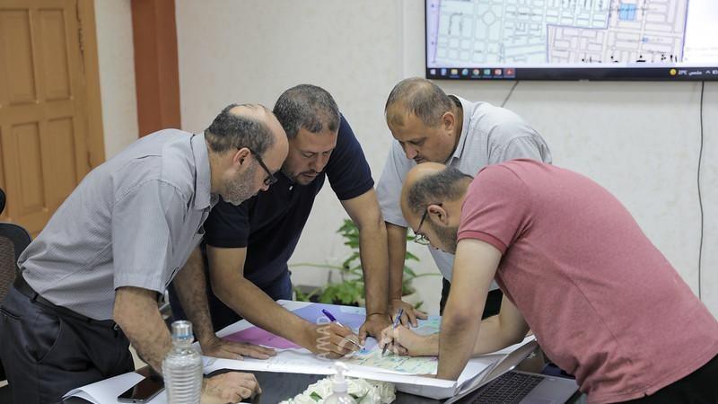 بلدية غزة تبحث مع لجان الأحياء معايير اختيار المشاريع في أحياء المدينة 