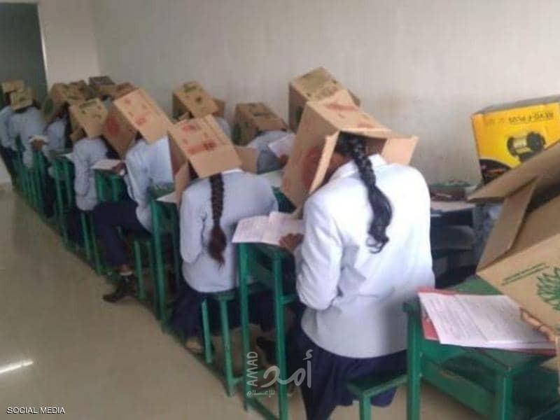 "أغرب" طريقة لمنع الغش.. والكلية تتلقى تحذيرا
