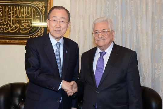 الرئيس عباس يقلد بان كي مون الوشاح الأكبر لدولة فلسطين