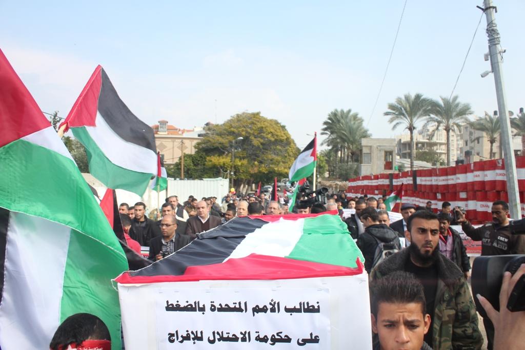 بالصور .. الديمقراطية تنظم مسيرة وطنية حاشدة بغزة للمطالبة باسترداد جثامين شهداء الانتفاضة