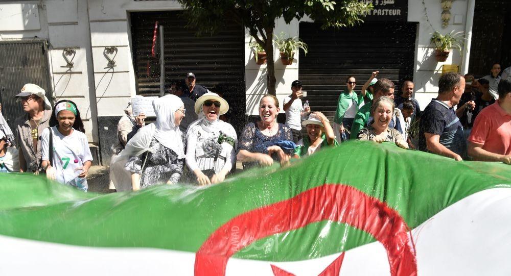 الحراك الجزائري" يحتقل بالثورة تحت عنوان "الفاتح نوفمبر.. يوم الزحف الأكبر"
