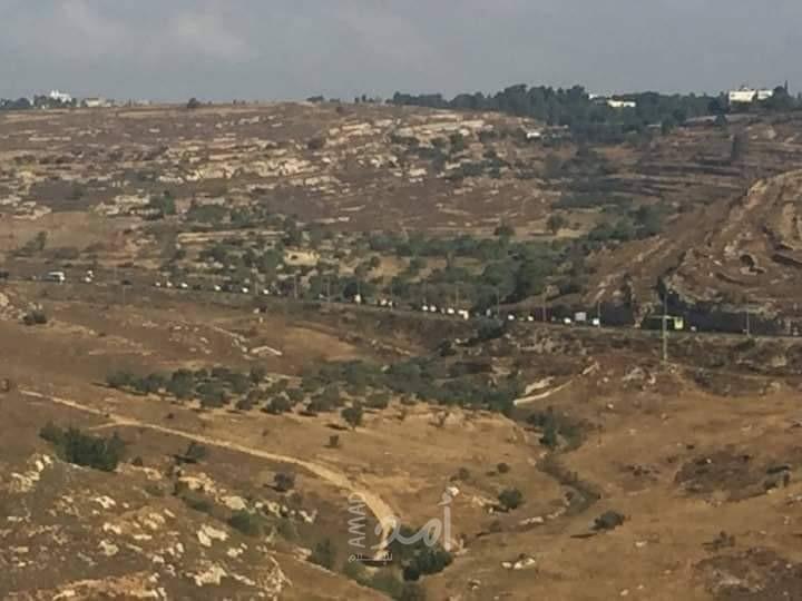 قوات الاحتلال تغلق طريق "وادي الدلب" ويفصل قرى غرب رام الله عن المدينة