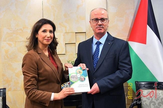 الحمد الله يتسلم تقرير كتاب فلسطين الاحصائي السنوي لعام 2018