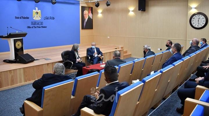 اشتية يطالب ممثلو قطاع السياحة بإعفاء أصحاب العمل من الضرائب