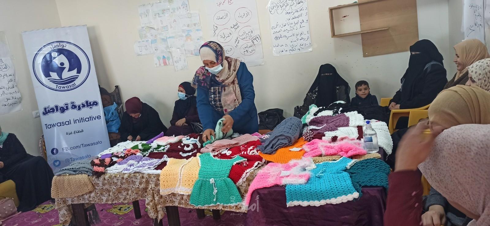 غزة: تواصَل بالتعاون مع البرامج النسائية تختتم دورة الكروشيه للسيدات