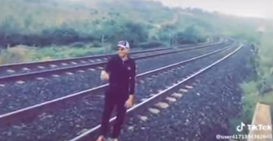 بالفيديو .. شاب يقف أمام قطار مسرع والسبب لا يصدق