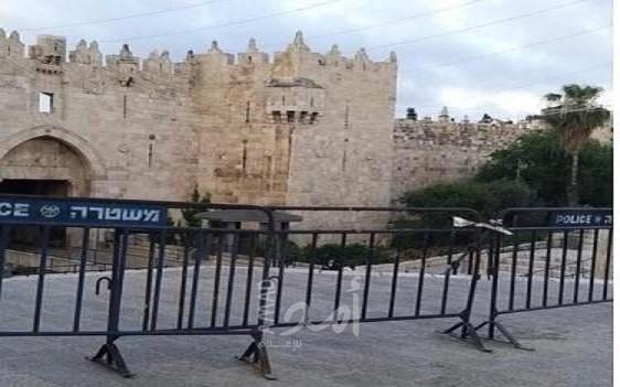 بالصور .. القدس: جيش الاحتلال يحيط أسوار المسجد الأقصى بالحواجز لمنع وصول المصلين