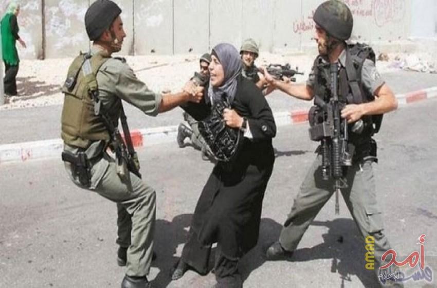 جنود إسرائيليون يعتدون على سيدة فلسطينية على حاجز قلنديا