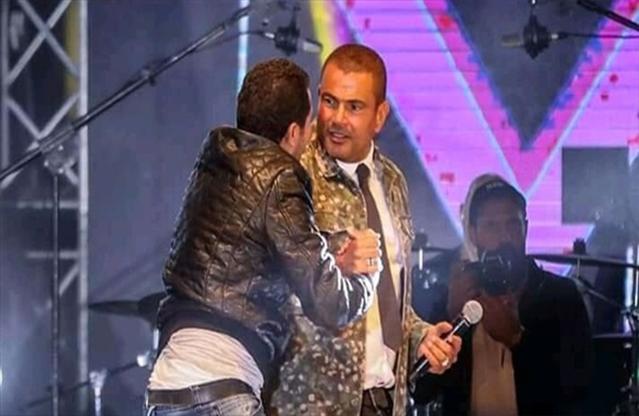 بالصور .. عمرو دياب ينقذ معجبًا من بطش البودي جارد