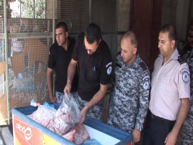 جباليا: إتلاف طُنَين من الشيبس ونصف طن لحوم فاسدة