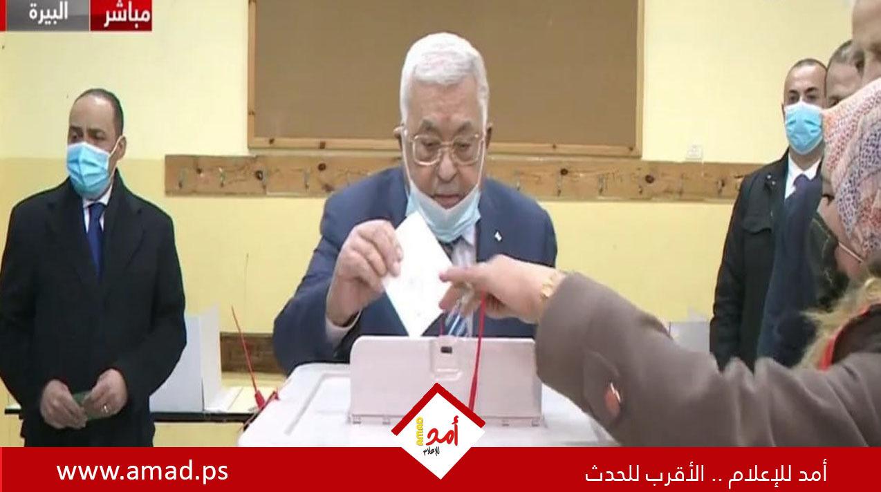 الرئيس عباس  يدلي بصوته في الانتخابات المحلية في مدينة البيرة