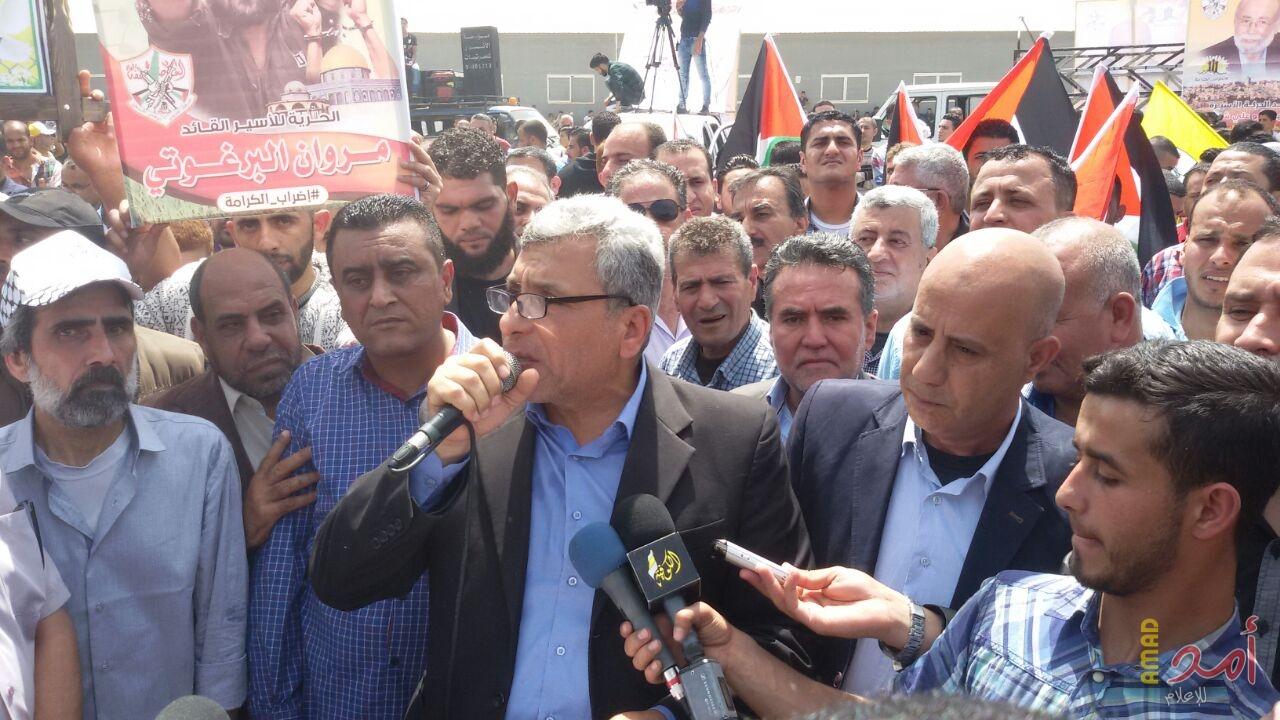 فتح  في ساحة  قطاع غزة تحشد الألاف تضامناً مع الأسرى ( صور)