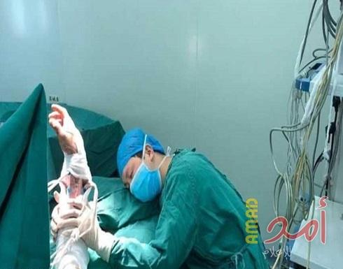 صورة مؤثرة جدا لطبيب نام في غرفة العمليات