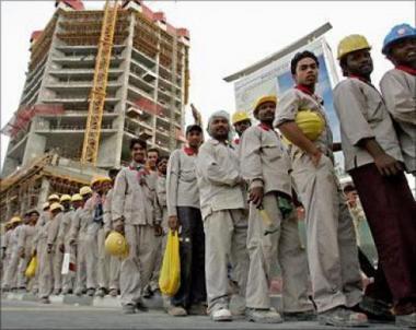 تشكيك بوعود قطر بشأن حقوق العمال الوافدين