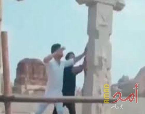 شاهد : 3 رجال يدمرون موقعاً أثرياً في الهند