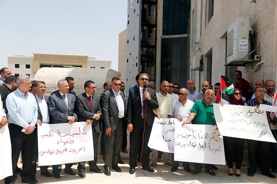 في تجاهل كامل لارهاب أمن عباس وحجب المواقع..صحفيون يعتصمون تنديدا باستمرار اعتقال جرادة وبعلوشة!