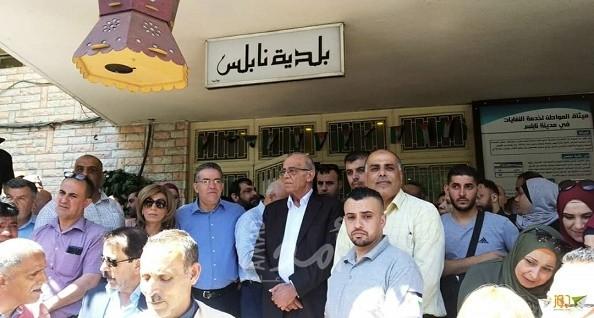 فيديو ..نابلس: استقالة رئيس البلدية و 2 من أعضاء المجلس البلدي