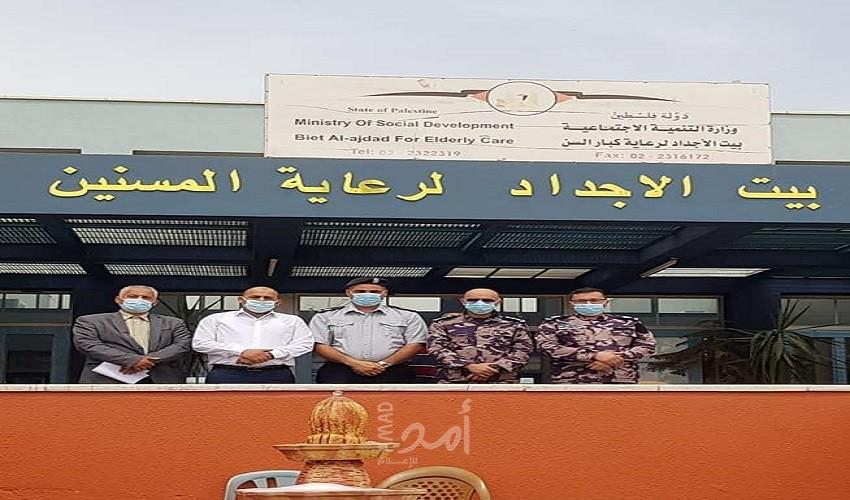 الدفاع المدني يسلم كسوة العيد لنزلاء بيت الأجداد وجمعيتان يسلمان هدايا العيد لأطفال