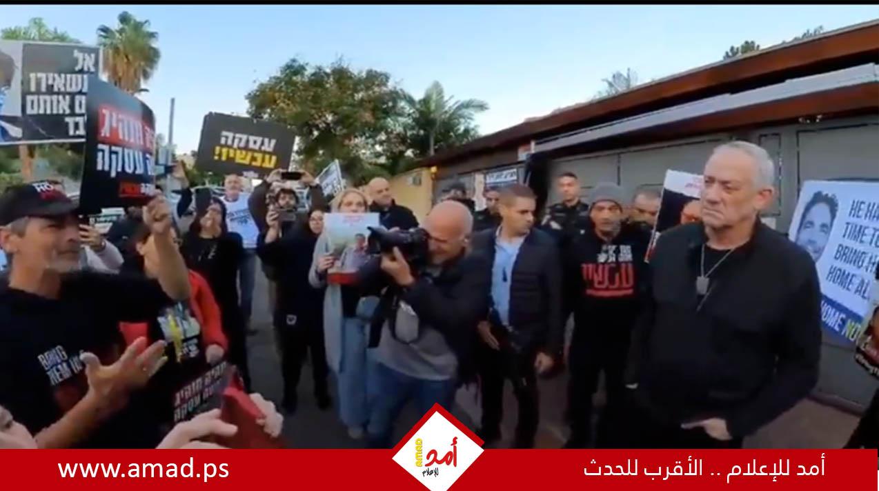 عضوان من "كابينت الحرب" يخرجان في مظاهرة للمطالبة بعودة المحتجزين لدى "حماس" - فيديو