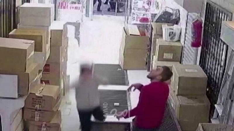 شاب يسقط بحفرة أثناء انشغاله بهاتفه في اسطنبول- فيديو