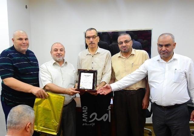 بالصور.. وكيل وزارة النقل والمواصلات بحكومة رام الله يكرم الموظفين المتقاعدين