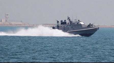 زوارق الاحتلال تلاحق مراكب الصيادين في بحر شمال غزة