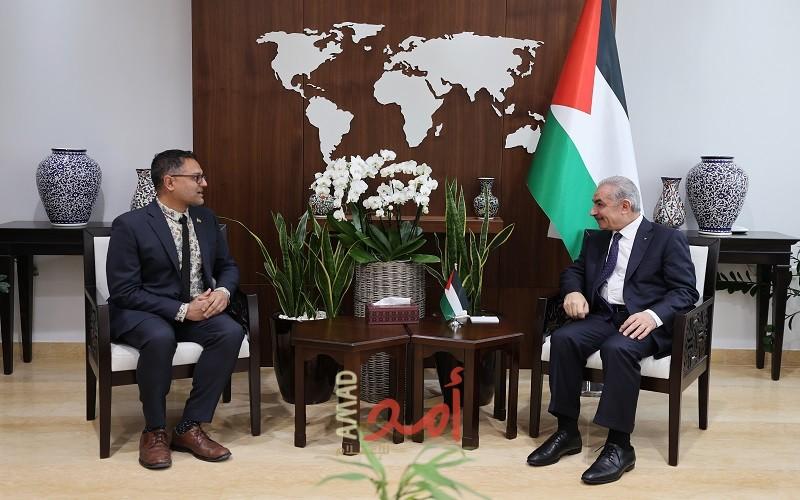 اشتية: إسرائيل تضرب بعرض الحائط الأعراف والمواثيق الدولية بانتهاكها حرمة الأماكن المقدسة