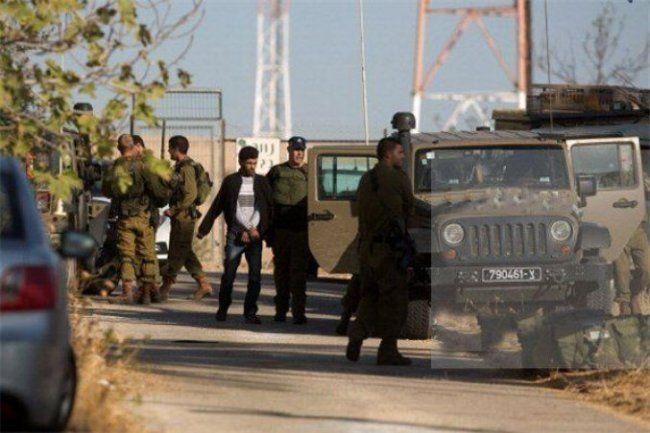 قوات الاحتلال تعتقل شقيقين وتنصب حواجز عسكرية في الخليل