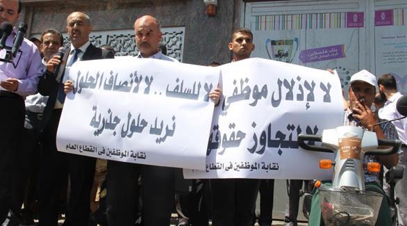 موظفو حماس يطالبون بصرف مكافأة لهم قبل العيد