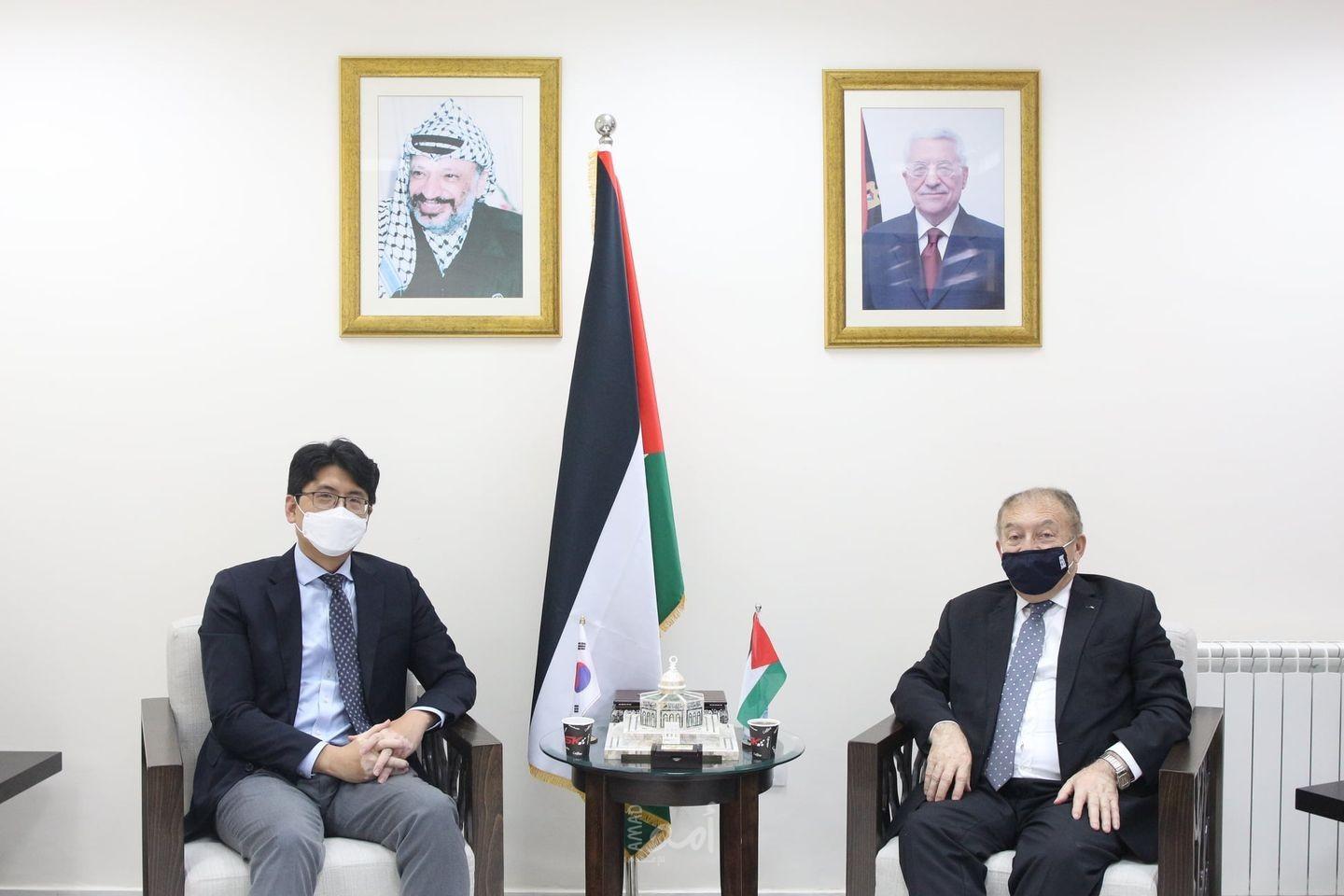 رام الله: وزير الاقتصاد وممثل كوريا الجنوبية يبحثان تعزيز التعاون الاقتصادي بين البلدين