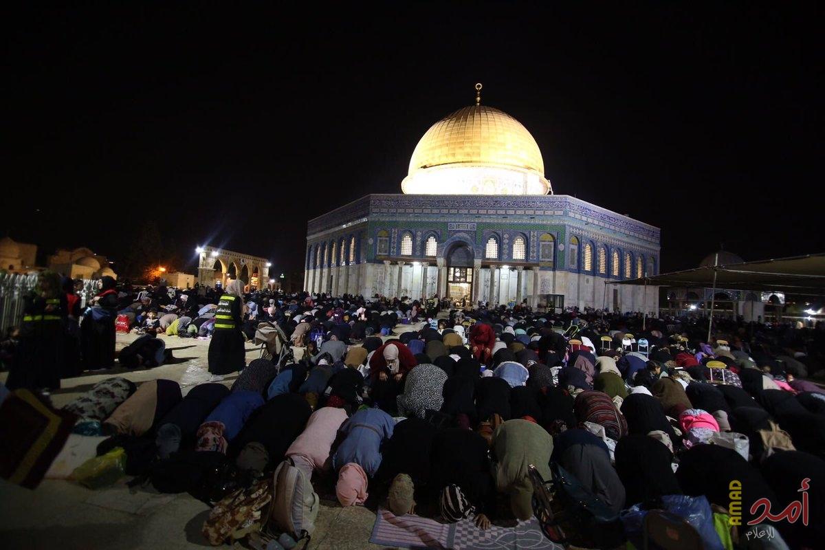 100 ألف مصل يؤدون صلاة العشاء والتراويح في  المسجد الأقصى