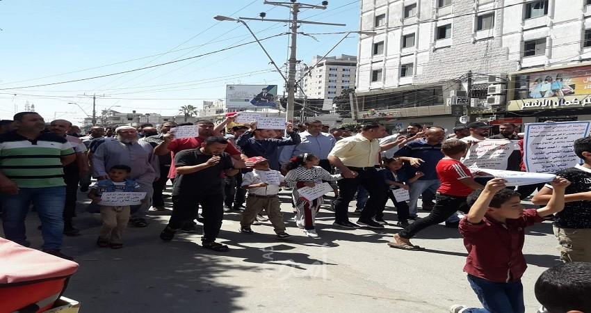 غزّة: أصحاب "البسطات" و"الأسواق الشعبية" يعتصمون للمطالبة بإعادة فتحها  -صور