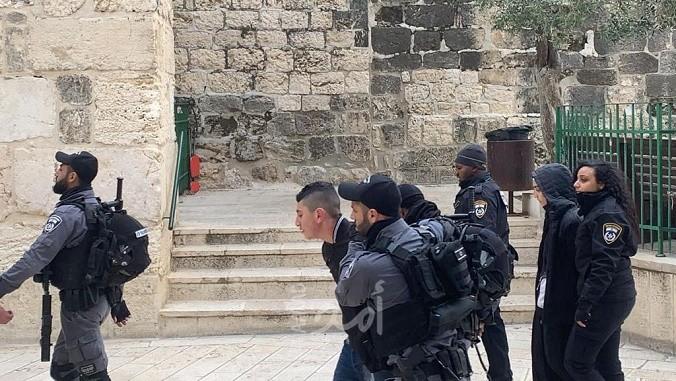 القدس: شرطة الاحتلال تعتقل أبا ونجله من بلدة عناتا
