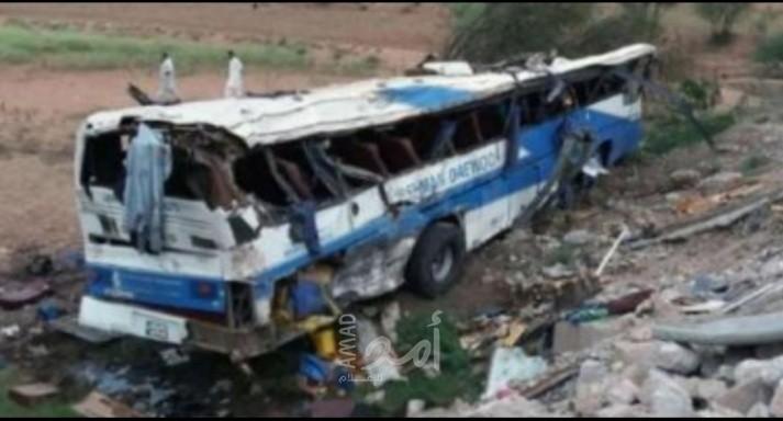 مصرع 20 شخصًا وإصابة 50 إثر انقلاب حافلة في باكستان