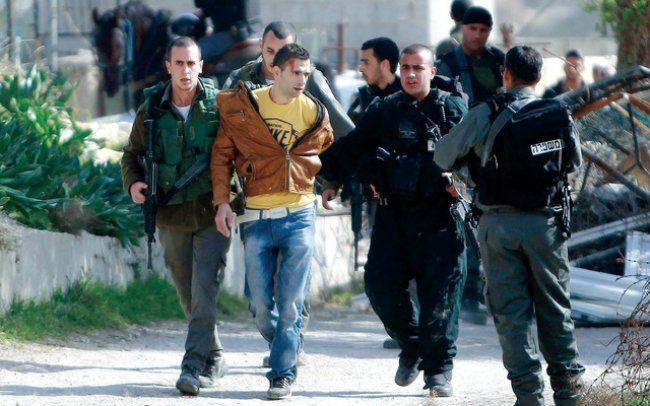 قوات الاحتلال تعتقل شاباً بالقدس وتشدد حصارها على حزما