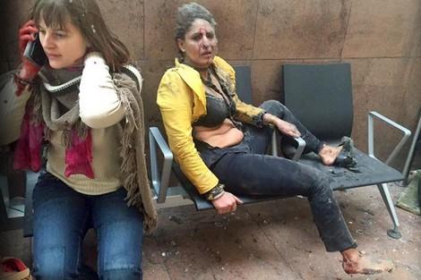 مضيفة الطيران الهندية الأكثر شهرة بعد صورتها بتفجيرات بروكسل