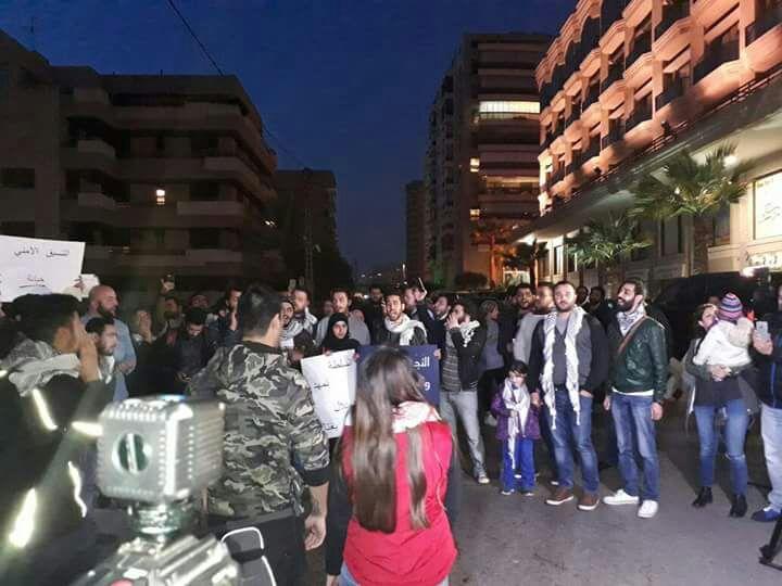 بالفيديو - بعد اعدام باسل الأعرج ..وقفة احتجاج امام سفارة فلسطين ببيروت ضد التنسيق الامني
